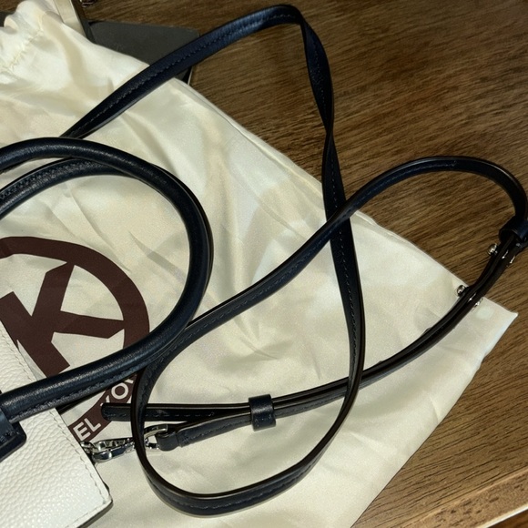 MICHAEL KORS CROSSBODY EUC WITH DUSTBAG - Picture 7 of 8